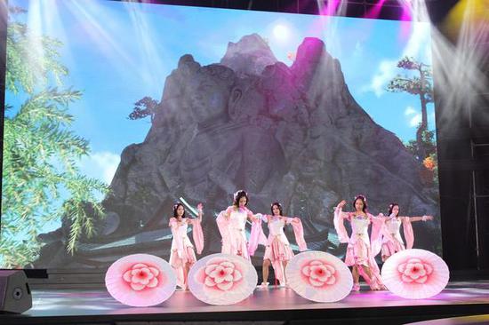 　　开封红叶林场景还原 带来180度超视角拍摄