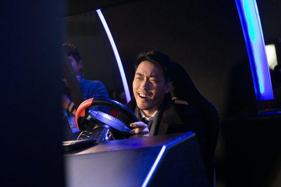 新闻图片22：Zealer创始人及CEO王自如体验《极品飞车》