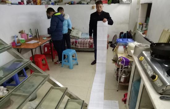 小明父亲拉开长长的手机游戏消费单