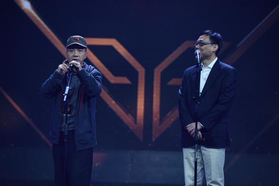 李世宏老师和完美世界副总裁顾黎明颁布最佳俱乐部奖项