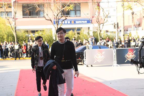 带上眼镜的rOtk颇有一分邻家哥哥的气质