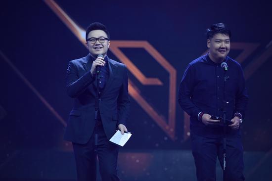 巴图携手ChuaN颁发最具人气解说奖