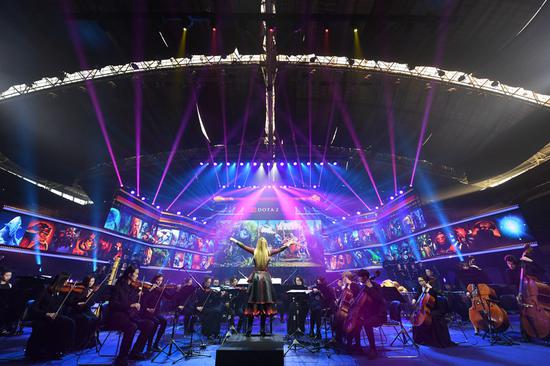 国际电子游戏音乐领域首席女指挥帅气的音乐女指挥官EímearNoone