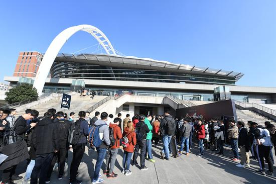 人山人海的兑票处