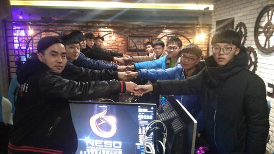 赛前双方队员友好握手