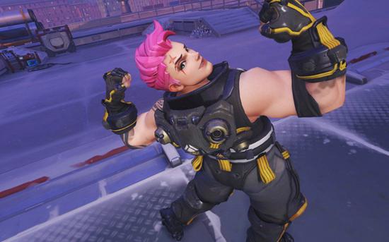 NO.3当DVA自爆或狂鼠轮胎扔在人群中时，且友军没有大锤或猩猩保护时，不要犹豫，把盾给奶，自己再套一个。