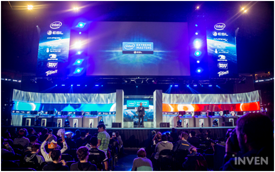 斯坦福大学英雄联盟战队队员和顾问Natalie Chan(中间)