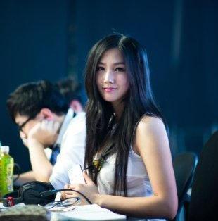 小苍曾经是游戏解说，曾经还获得过国际女子魔兽邀请赛的冠军，在游戏天赋上面绝对是大姐大。