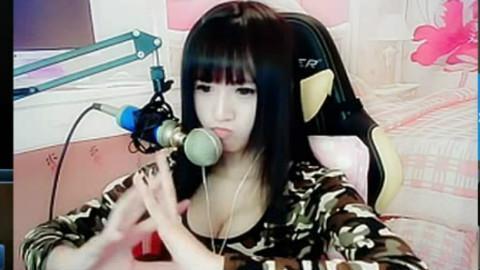 长相不错的她，打游戏的技术非常了得，是曾经在LOL国服里进过前30名。