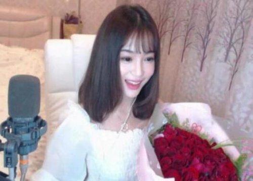 长相似乎也就是一般的美少女，但是她有着懂人的歌声，而就是这复活了众多宅男的心。