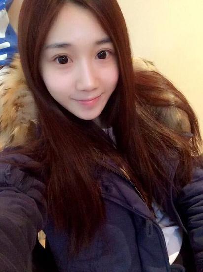 身材高挑样貌清纯，做过平面模特，从电竞游戏的主持人转行做主播后，开始走红。