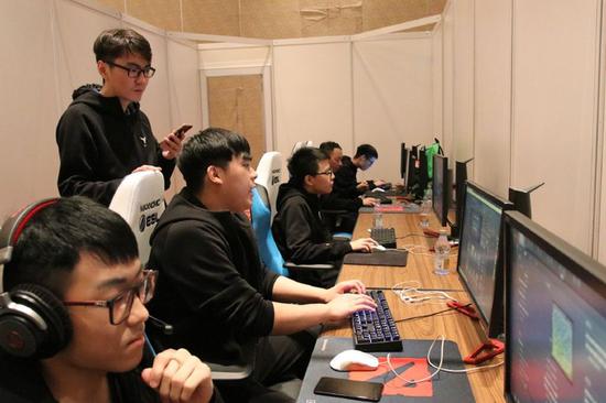 Wings在训练房作赛前调整