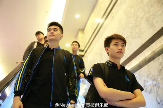 Newbee队员双下吧状况检查