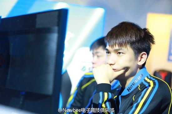 　　Q：现在越来越多的战队都开始使用米波中单了，想问下生辰有打算练习米波这个英雄吗，新版似乎非常适合这个英雄发挥。