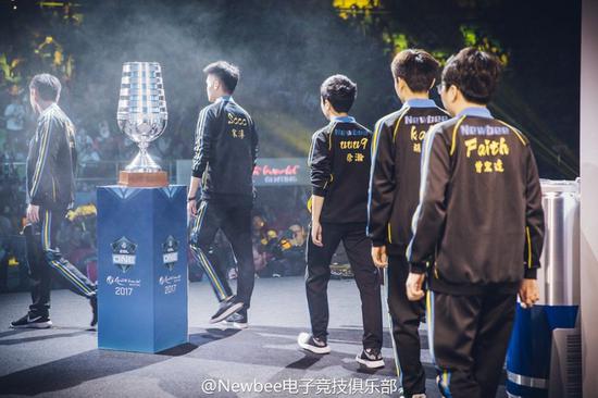 　　相信这也是高手之间的惺惺相惜，那希望在下次大赛能看到交换队服这一幕吧~