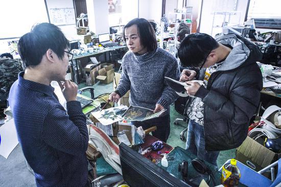 　　叉文（左一）和团队讨论产品设计