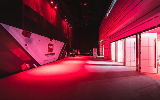 LPL的新赛季才刚刚开始 全华班的路也才刚刚开始