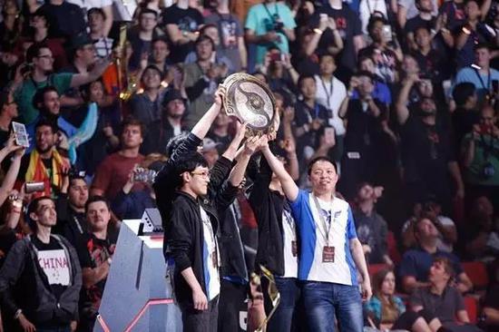 2016年，中国某电竞战队获得一项重量级国际赛事冠军