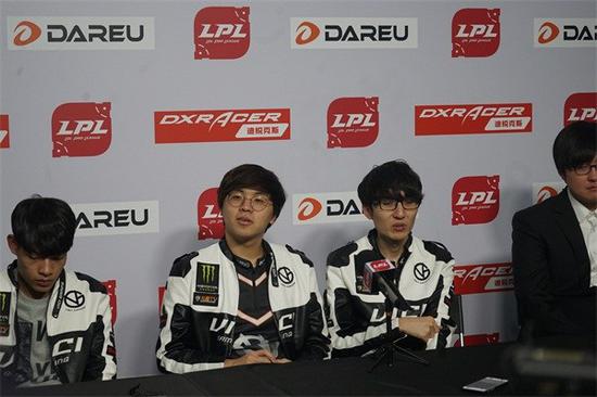 　　Q：目前和队友的磨合是怎么样的?