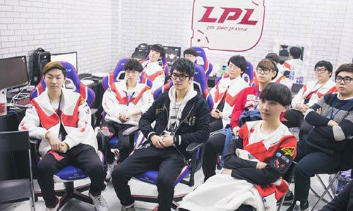 最终WE以2比0败在了EDG的手下，这下连若风自己都不敢随便出门了。&nbsp;