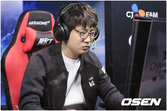 “这种情况一定要插眼，元硕(Pawn)太容易忽略插眼了。如果这里有视野，我们肯定不会输的。”