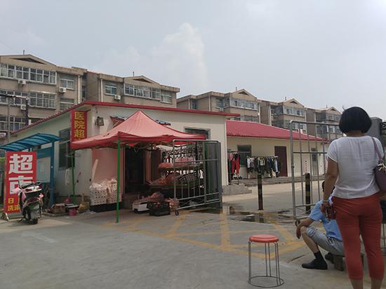 临沂网戒中心所在住院部入口处，经常有一些家长在徘徊。