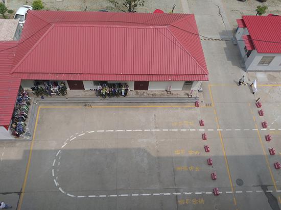 从住院部6楼俯视下面，可以看到盟友们平时训练的场地，走廊上是盟友的军训服装