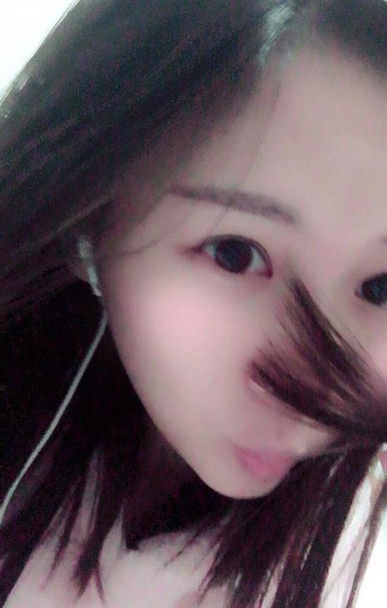 介绍：直播时间段下午，晚上9点到第二天临晨2点，擅长中单，性格开朗，喜欢听歌看电影，玩游戏。