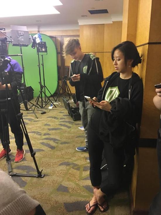 Jerax：因为哥来的时候已经自己吹好头发了，是不是很颇费!