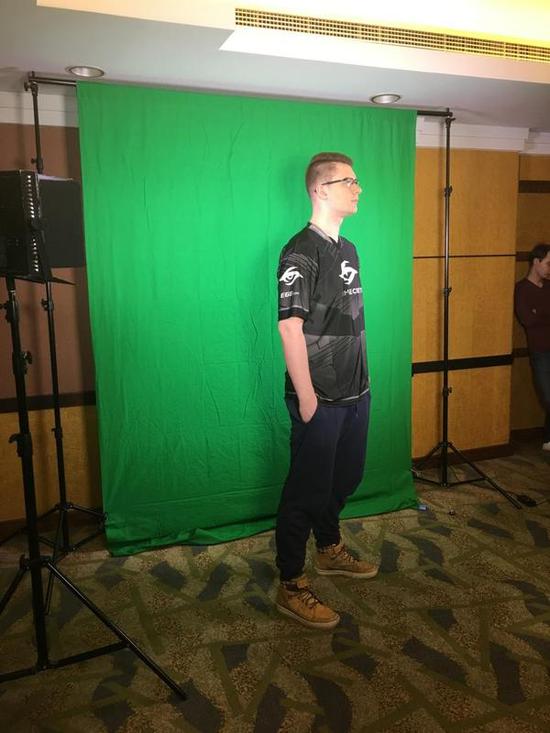 (Puppey：朋友，击拳带我一个吗?我不用手。)