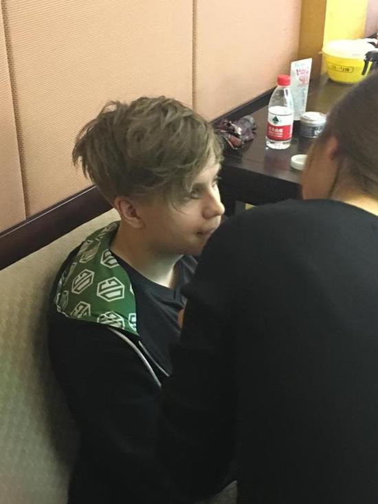 不过终究还是难逃化妆师的魔爪，Jerax：大家有话好好说，不要把你那些化学物质涂我脸上。