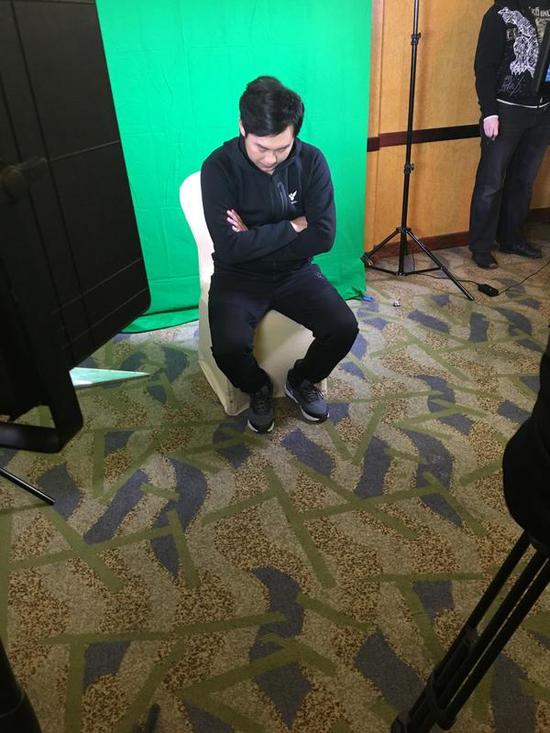 然而却卡在了坐着的姿势上，摄像小哥：二冰再下去点。