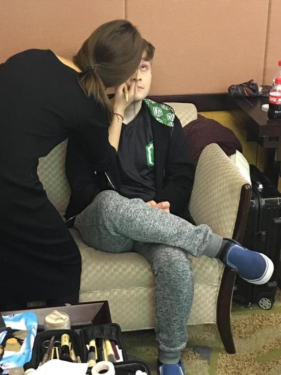 Jerax：好吧，随便你怎么弄了，不要弄乱哥的发型就行。