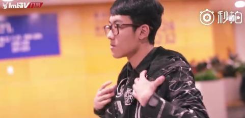 着最闪的衫扮十分感慨