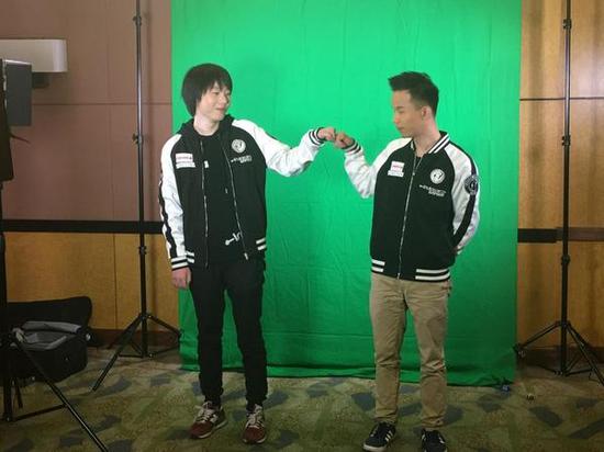 没错，拒绝者和苏鹏的击拳，但是拒绝者你击拳的时候能不能等苏鹏把眼睛张开!