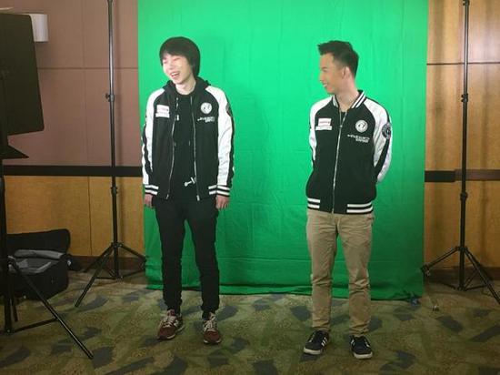 拒绝者：对不起，导演咔一下让我整理下情绪，放心，这个动作我一直在动漫里看到，熟练的很。