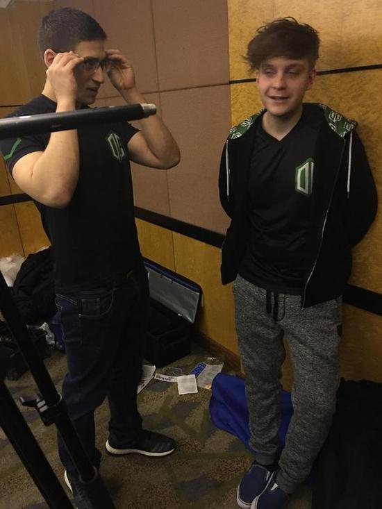 Fly：你怎么看上去有点不舒服?Jerax：鬼知道我刚经历了什么。
