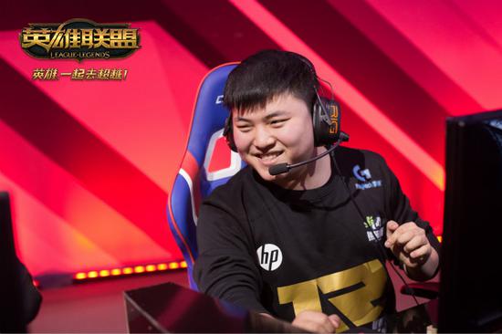 图4：Uzi表现出色帮助队伍赢得巅峰之战