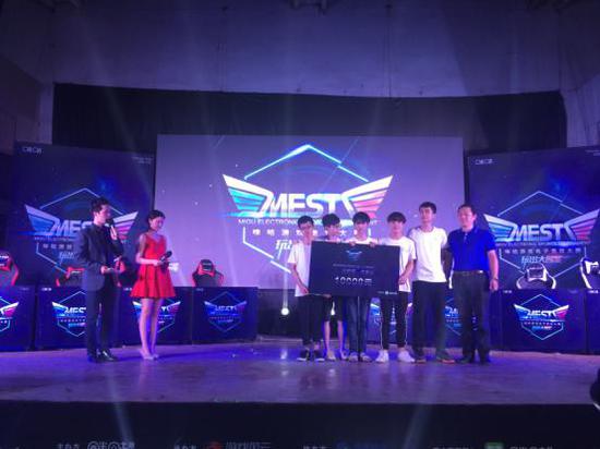 冠军队伍手捧奖励