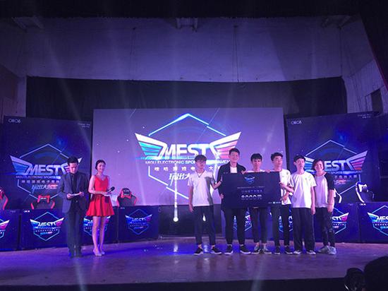 亚军队伍手捧奖励