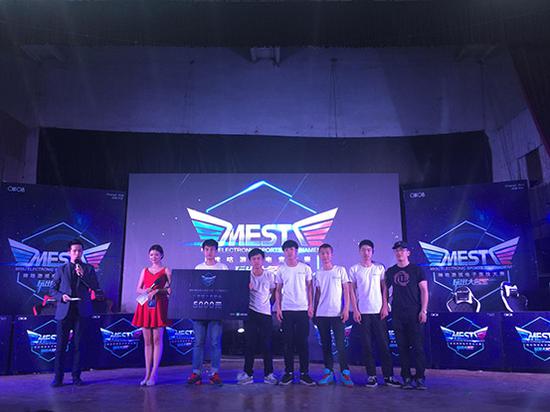 季军队伍手捧奖励