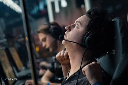 　　仰头望天“狗头人”路在何方