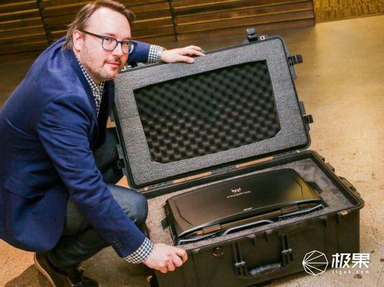 自带键盘是一块专业 104 键的机械键盘，距离屏幕稍微有点远，符合游戏人的习惯。而且还配备有腕托，长时间游戏也不觉得累。