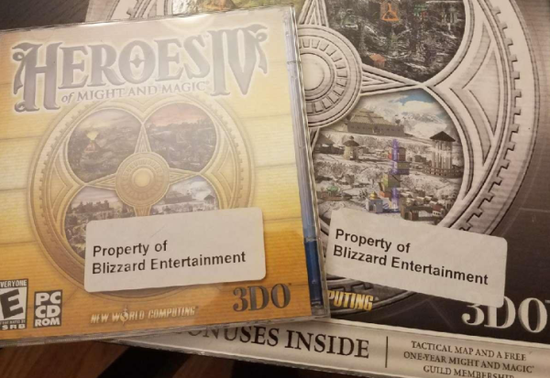 感觉捡到宝的赫克特开始拍照往社交网站上分享，还分别在Reddit和暴雪战网官方论坛上发帖，宣称自己挖到了宝。