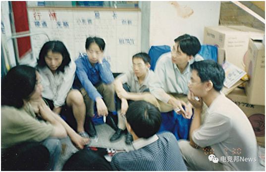 彩虹战队元老当年没有休息室最早一批队员们只能在选择电梯下储物区进行休息、交流、赛前讨论