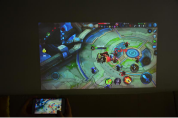 　　使用这款VEZ乐BOX智能微型投影仪，使用手机同屏功能，将手机的画面同步在投影仪上。