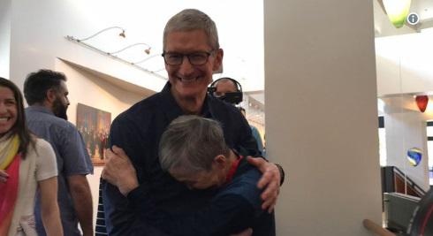 WWDC上库克和若宫正子 来源：Facebook