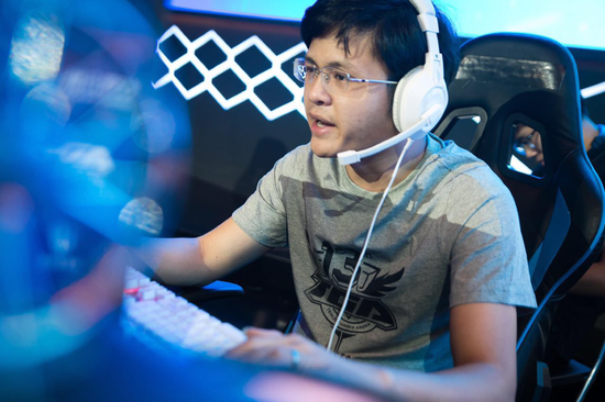 游戏中从不把自己当女生看的辣辣，都是被男选手逼的