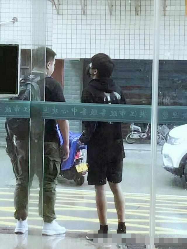 网友偶遇易烊千玺倚墙打游戏姿势撩人