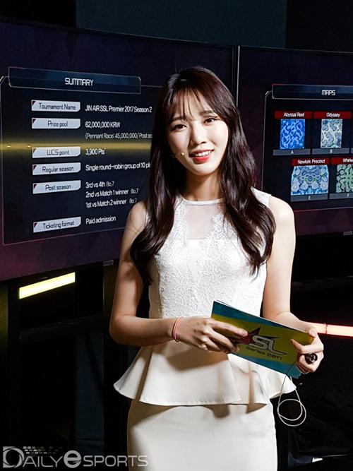 然而就在比赛开场介绍环节,久未谋面的"ssl之花"前星际2主持李贤京